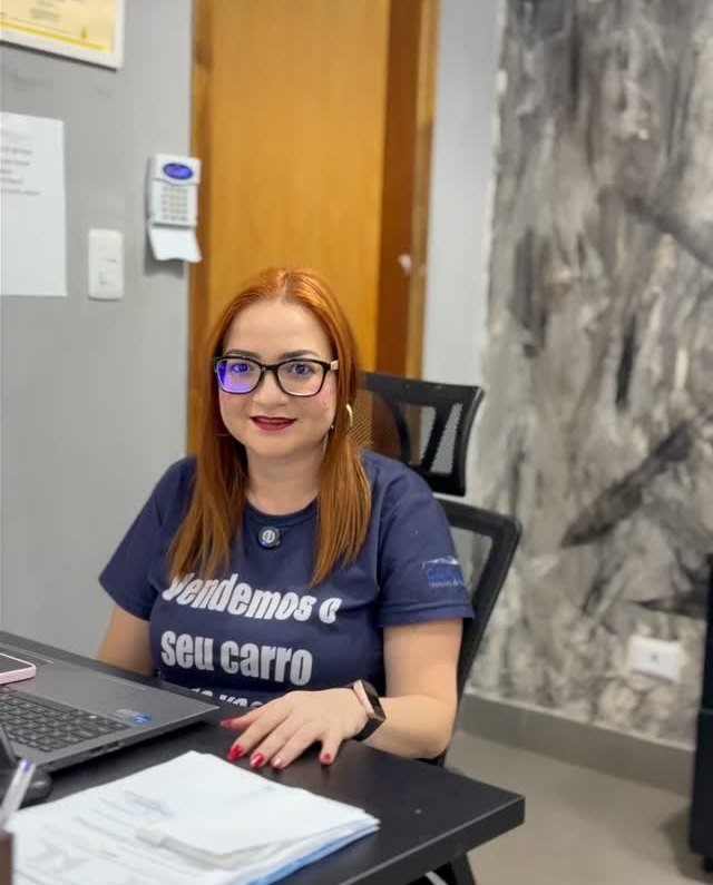 Consultora da CGK atendendo em sua mesa, na loja