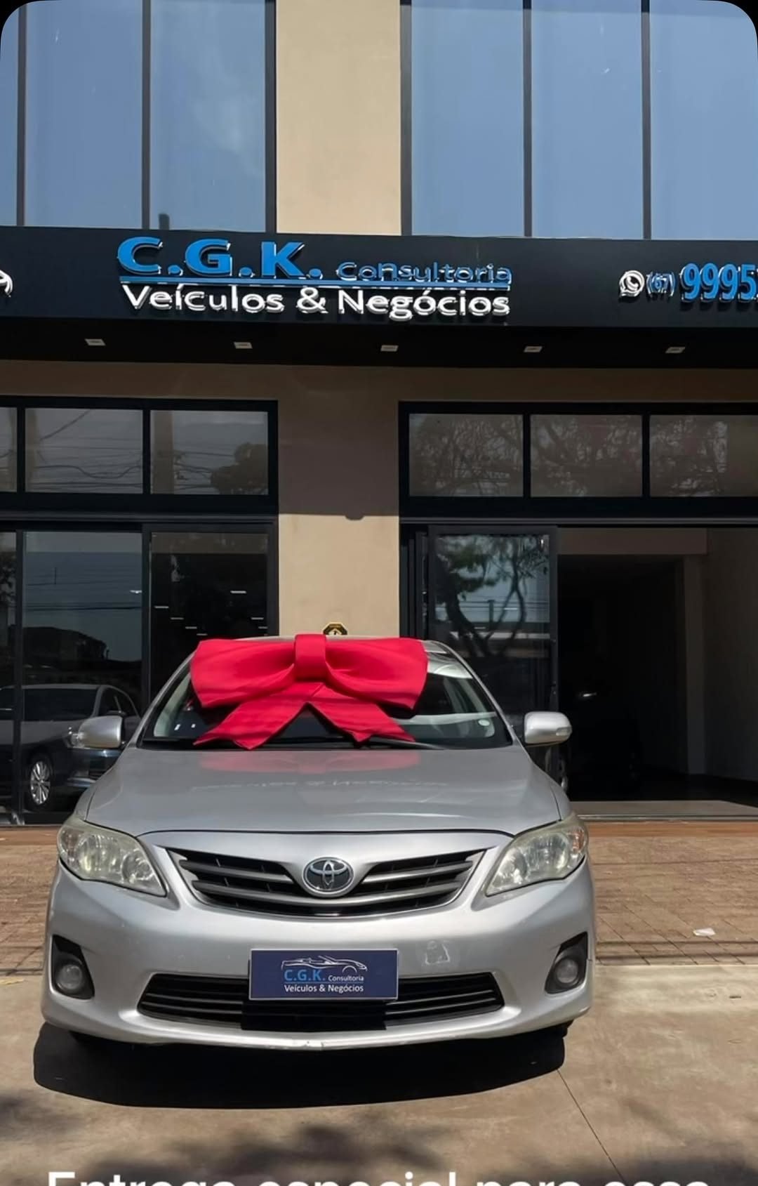 Corolla prata com laço vermelho no capô, pronto para entrega