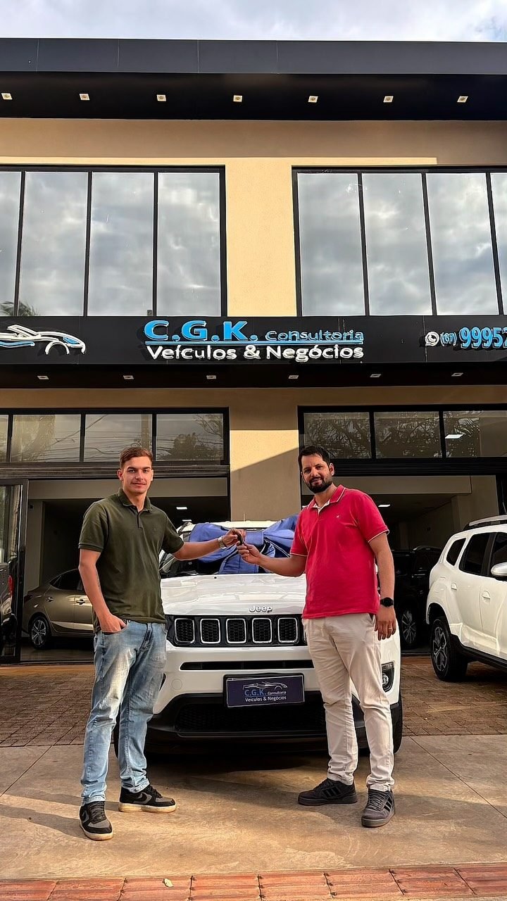Cliente recebendo o carro em frente à loja